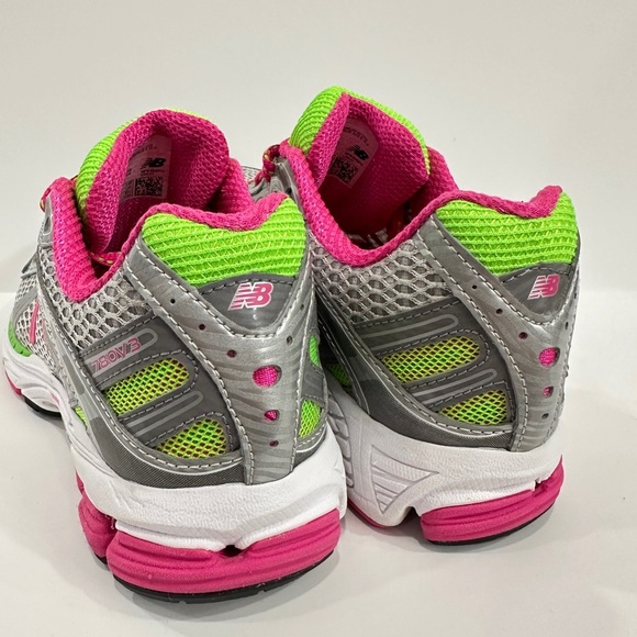 NEW BALANCE 780V3 WOMEN'S SILVER AND PINK RUNNING SHOES - Picture 3 of 8